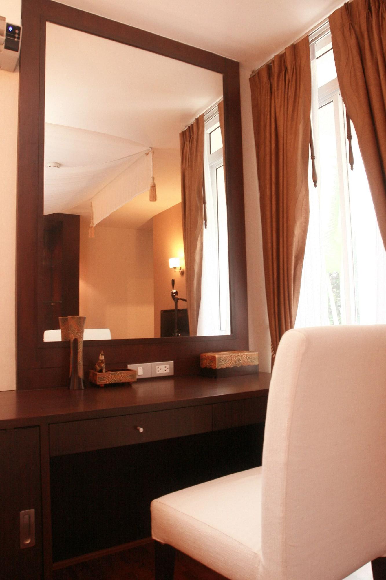 Mirth Sathorn Hotel Banguecoque Exterior foto