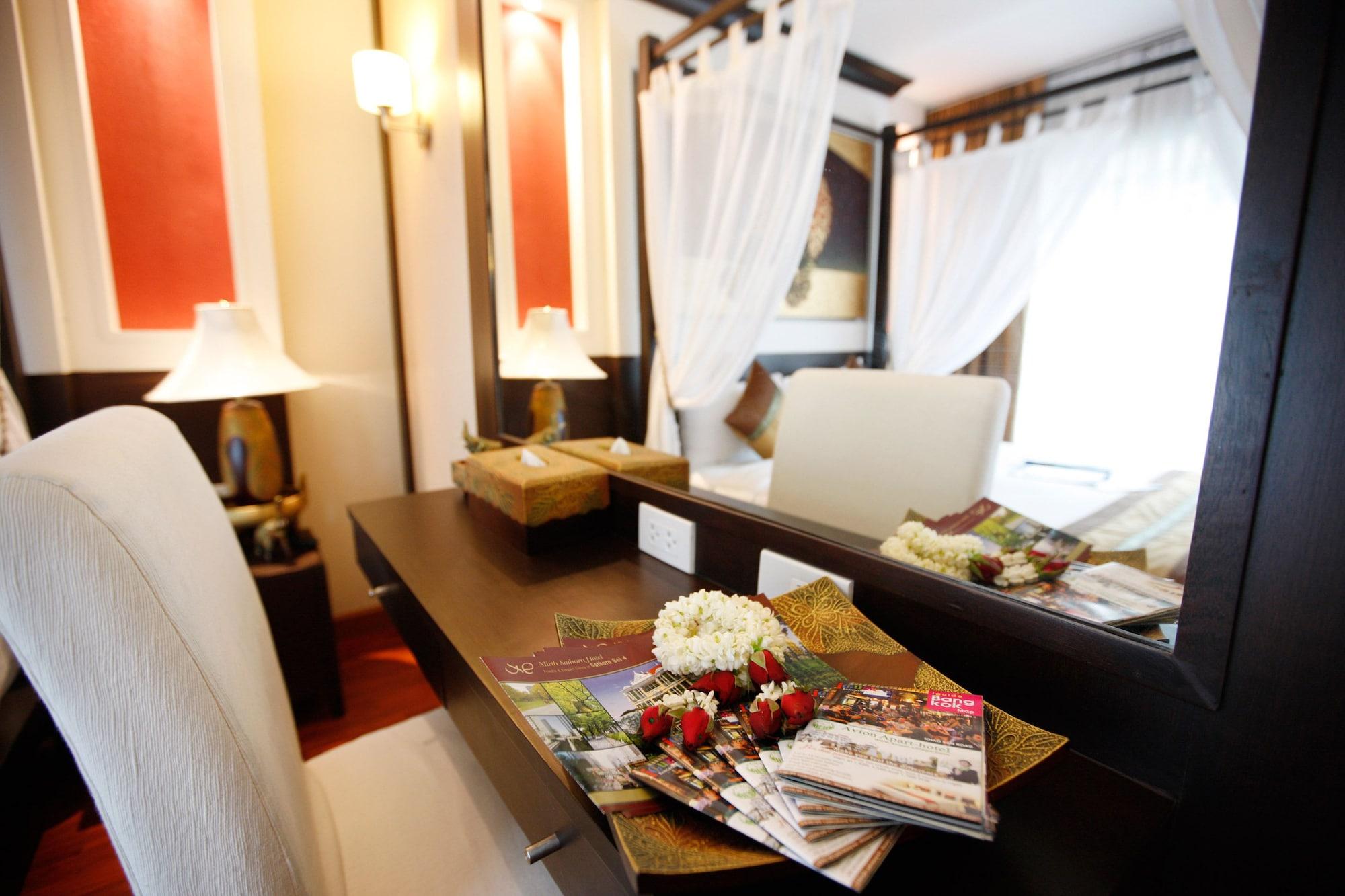 Mirth Sathorn Hotel Banguecoque Exterior foto
