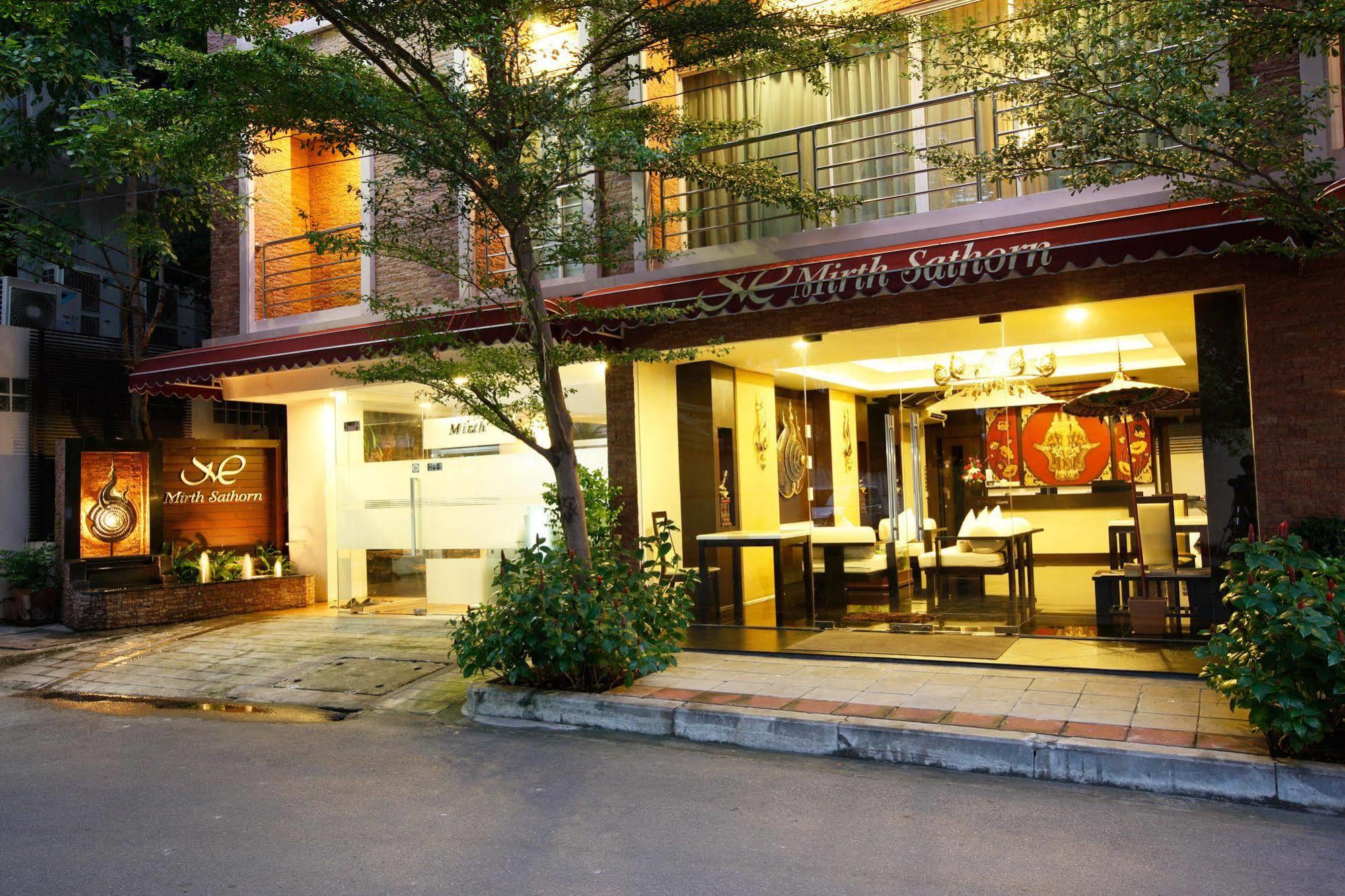 Mirth Sathorn Hotel Banguecoque Exterior foto