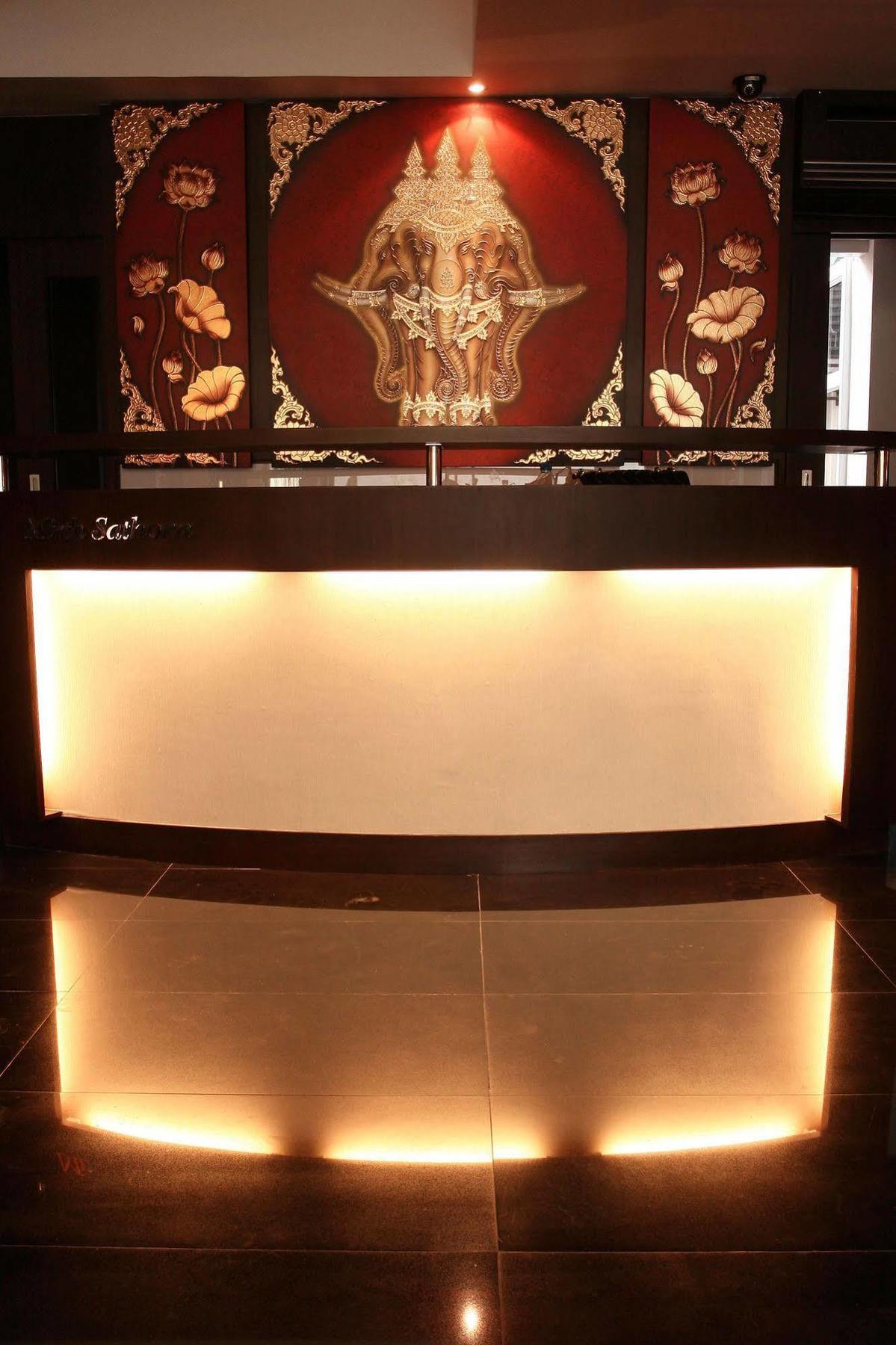 Mirth Sathorn Hotel Banguecoque Exterior foto