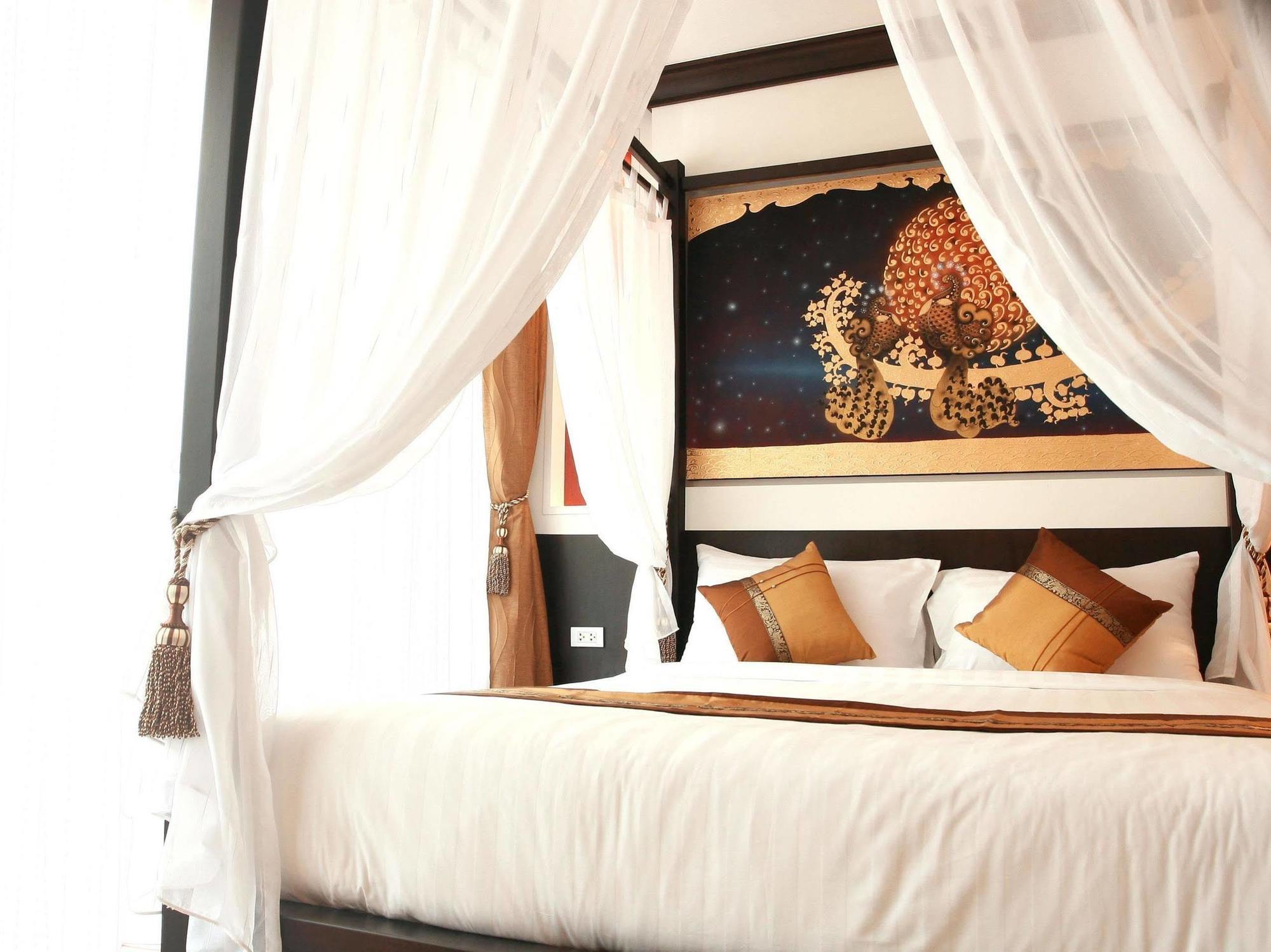 Mirth Sathorn Hotel Banguecoque Exterior foto